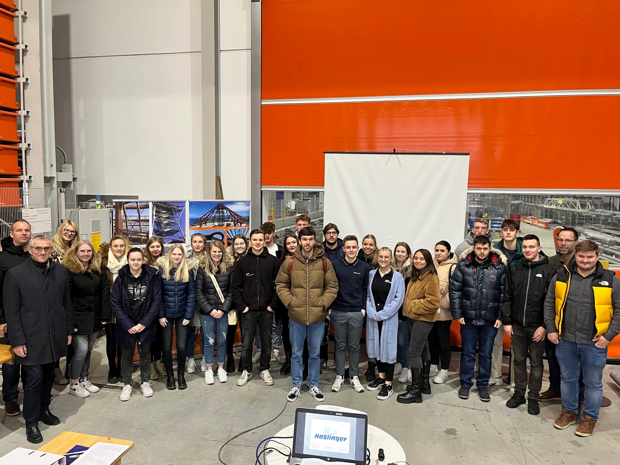 Auszubildende und Lehrkräfte der BS 2 Passau zu Besuch bei der HMR Jacob GmbH Betriebsbesichtigung Haslinger Gruppenbild